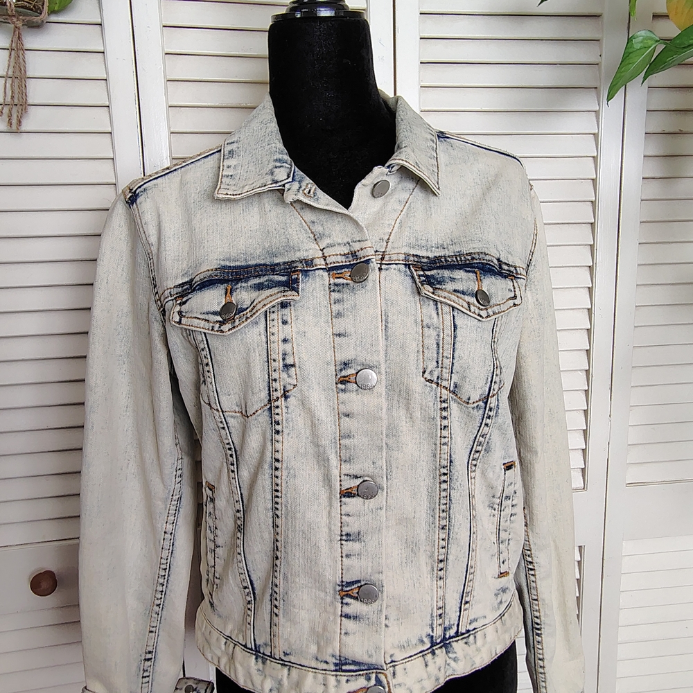 GAP Light Wash Blue/White Denim Jacket Size S – Like New - Picture 6 of 9